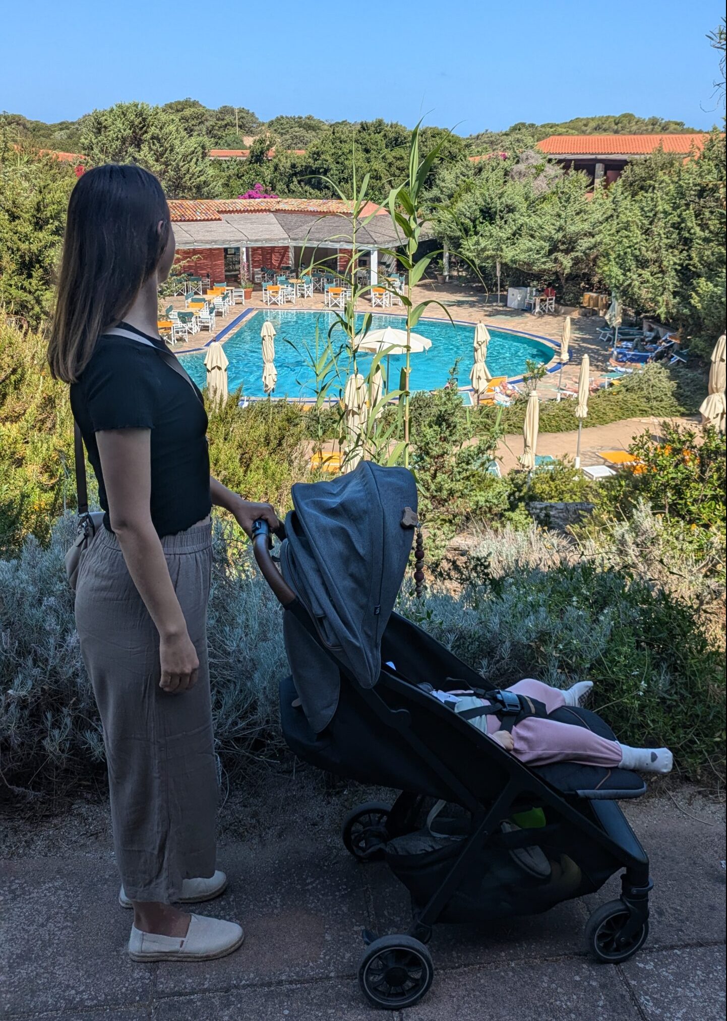 Mama mit Baby im Buggy im Hotel