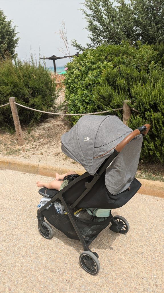 Buggy neben dem Strand mit Blick auf das Meer.