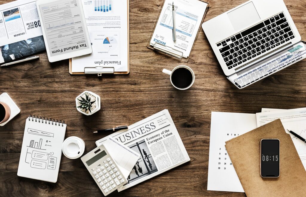 Wiedereinstieg in den Job, Laptop, Unterlagen, Kaffee, Office, Büro, Eltern, Mama, Papa